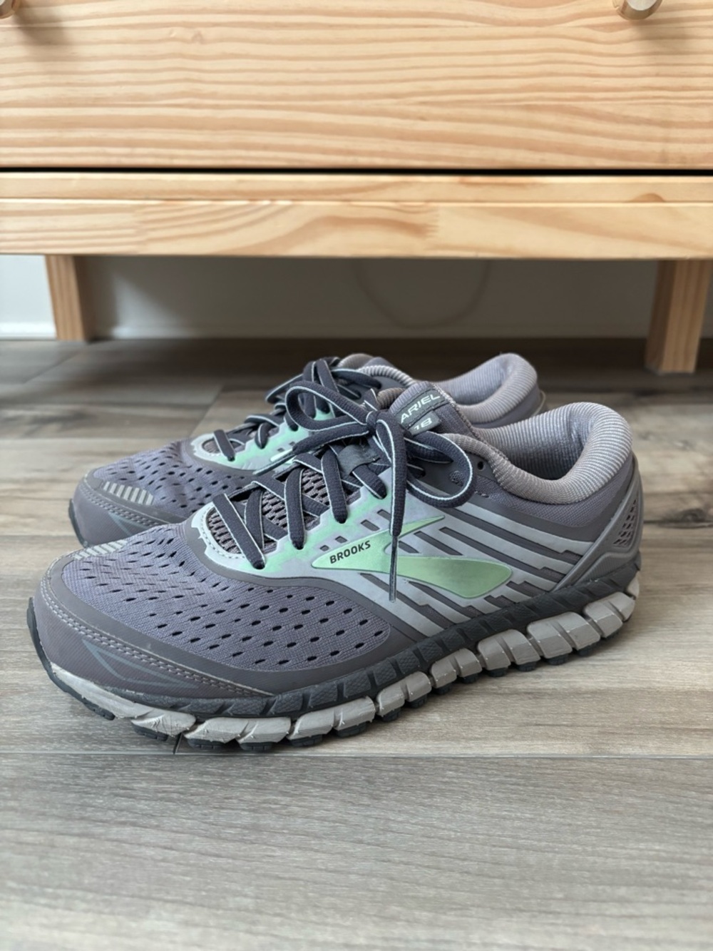 Brooks Ariel 18 running shoes
